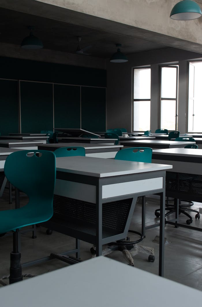 A contemporary classroom with empty desks and chairs, showcasing modern interior design.